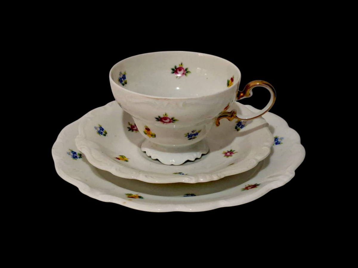ROSENTHAL – Magnífico trio em porcelana alemã Rosenthal, contado com xícara, pires e prato de sobremesa. Se trata em específico de um trio da linha Pompadour, produzido entre os anos 30 e 50 do século passado, decorado ...