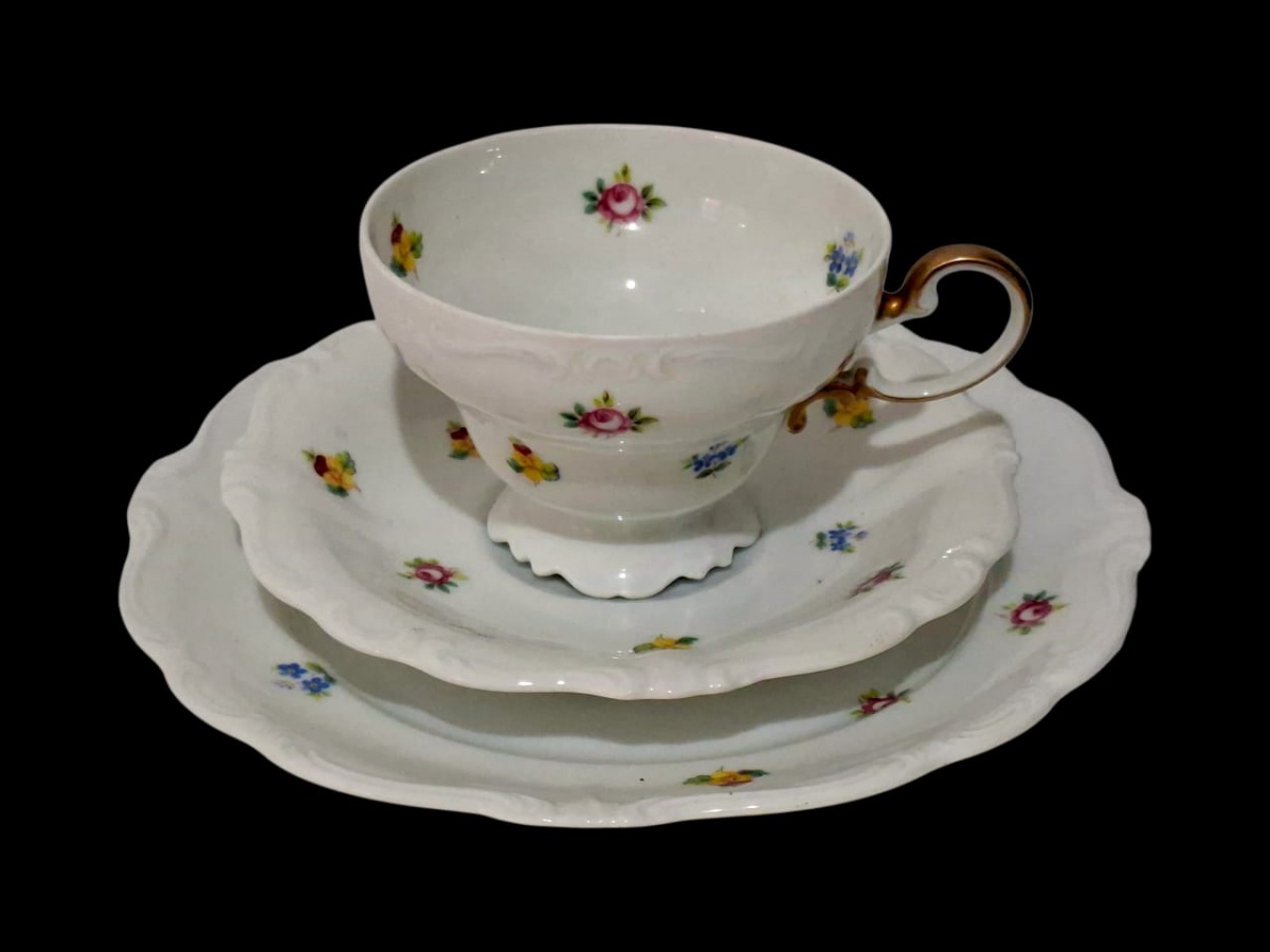 ROSENTHAL – Magnífico trio em porcelana alemã Rosenthal, contado com xícara, pires e prato de sobremesa. Se trata em específico de um trio da linha Pompadour, produzido entre os anos 30 e 50 do século passado, decorado ...