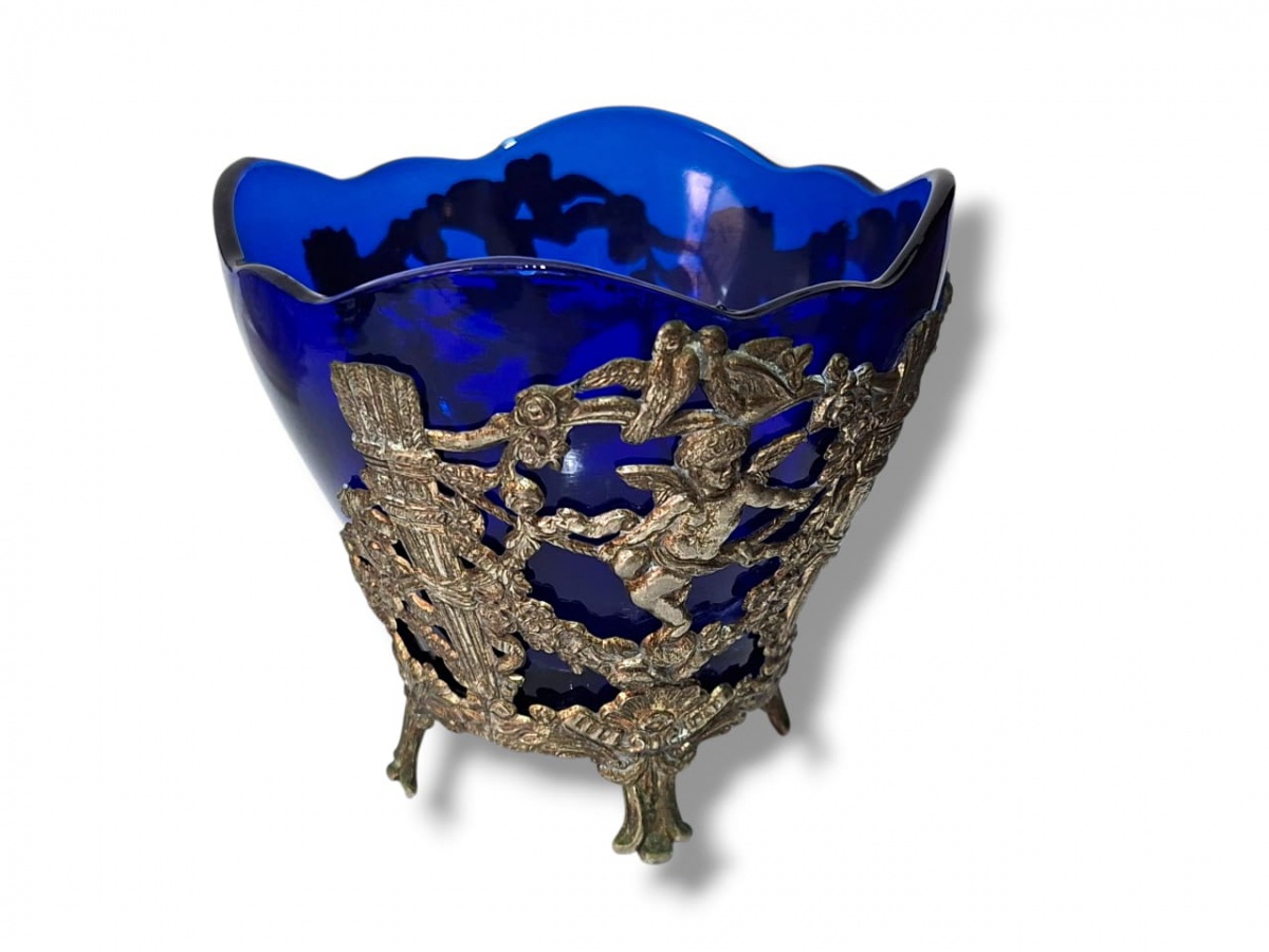 CORBEL & CO.  Magnífico pote em vidro azul cobalto e suporte de metal prateado da marca Corbell & Company. A estrutura metálica que o decora é ilustrada por querubins e flores, num motivo rococó. Séc. XX. 11cm.
