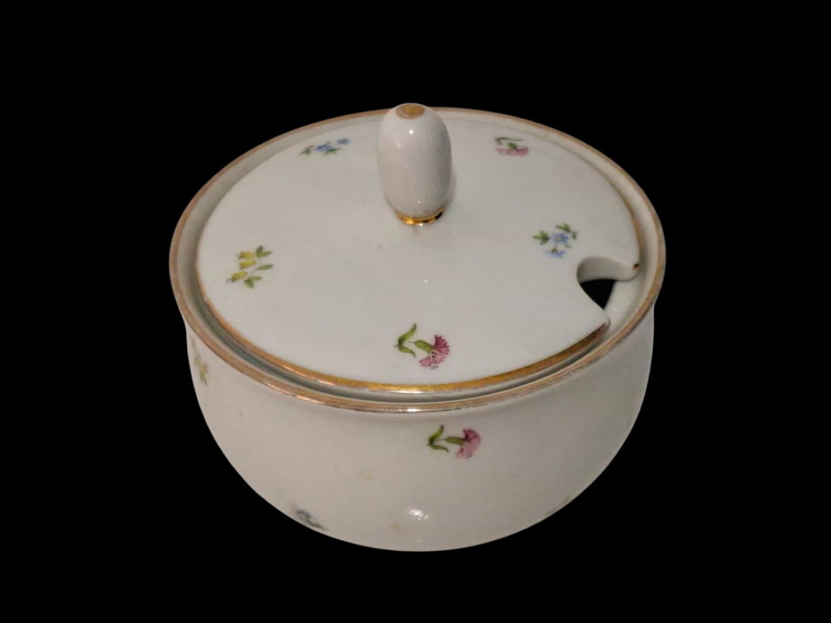 FÜRSTENBERG  Açucareiro em porcelana Fürstenberg, com decoração de cravos e delicadas flores campestres. 8cm.