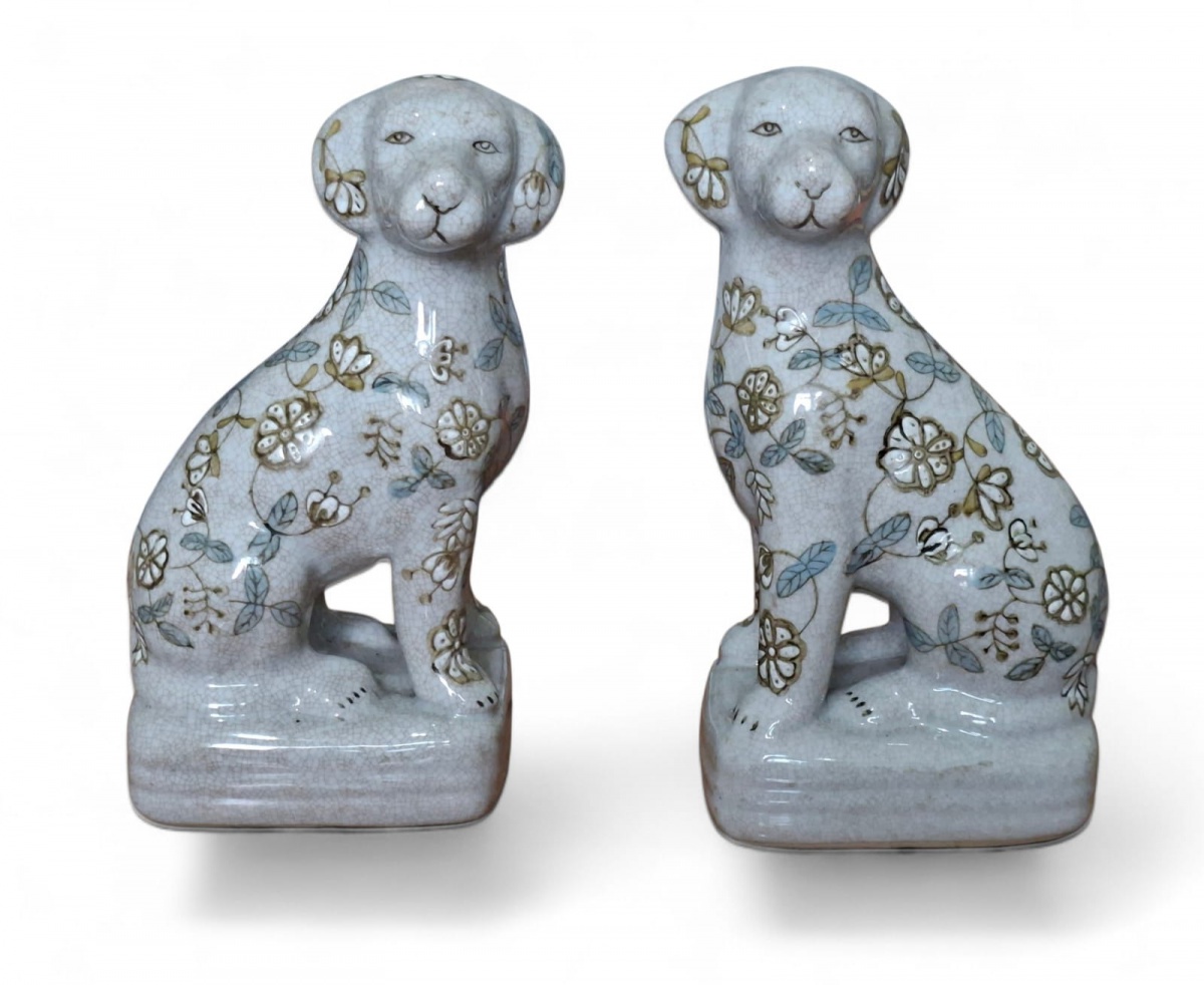 Par de aparadores de livro em porcelana, retratando cães enfeitados com temas florais. 20cm.