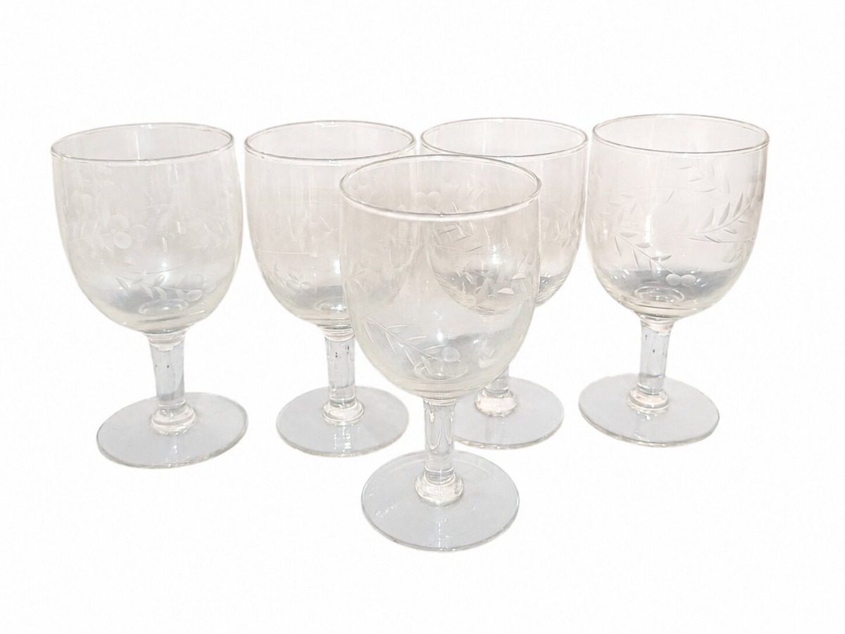 Conjunto de cinco taças de cristal para vinho. 12cm.