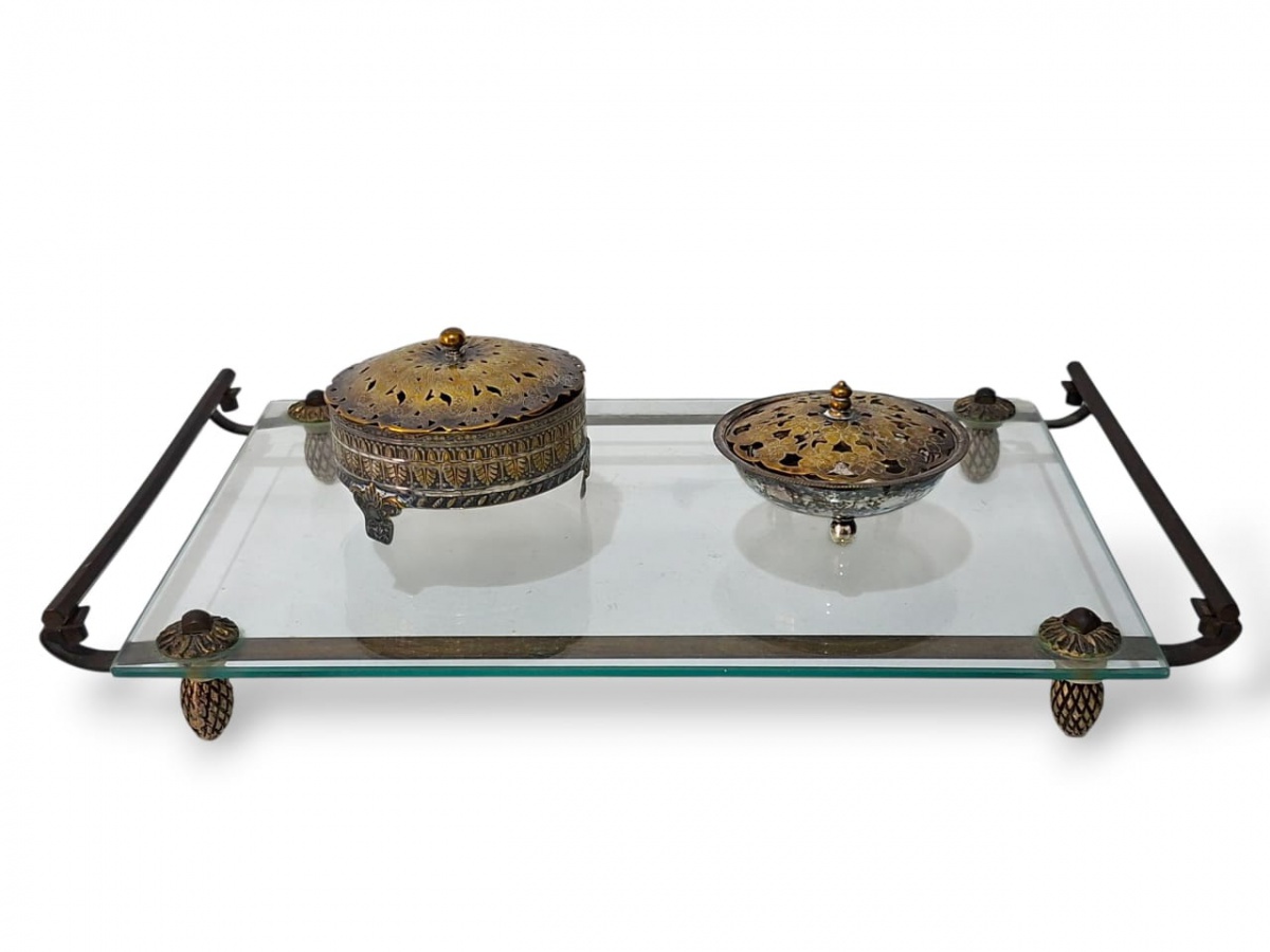 Belíssimo conjunto para banheiro, com bandeja em vidro e metal (33cmx21cm), acompanhada de dois potinhos em metal espessurado a prata (marca Aurea).
