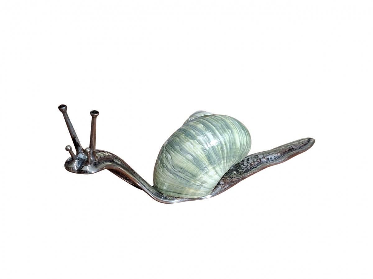 LUIZ FERREIRA – Magnífica escultura modelada em forma de caracol em prata portuguesa texturizada com bojo e montada em concha natural. A obra é de autoria do artista e designer português Luiz Ferreira, célebre pela ...