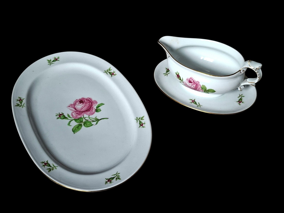 FÜRSTENBERG  Belíssimo conjunto de molheira e travessa elaboradas em porcelana alemã Fürstenberg, exibindo impecável douração nas bordas e ostentando no centro belo retrato de uma rosa, tema típico dos serviços alemães ...