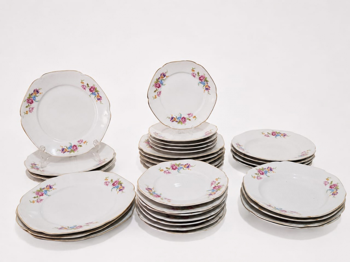 MAUÁ – Magnífico jogo de jantar em PORCELANA MAUÁ, lindamente decorado com imagens florais. Conta com oito pratos fundos, doze pratos rasos e doze pratos de sobremesa, totalizando 32 peças.