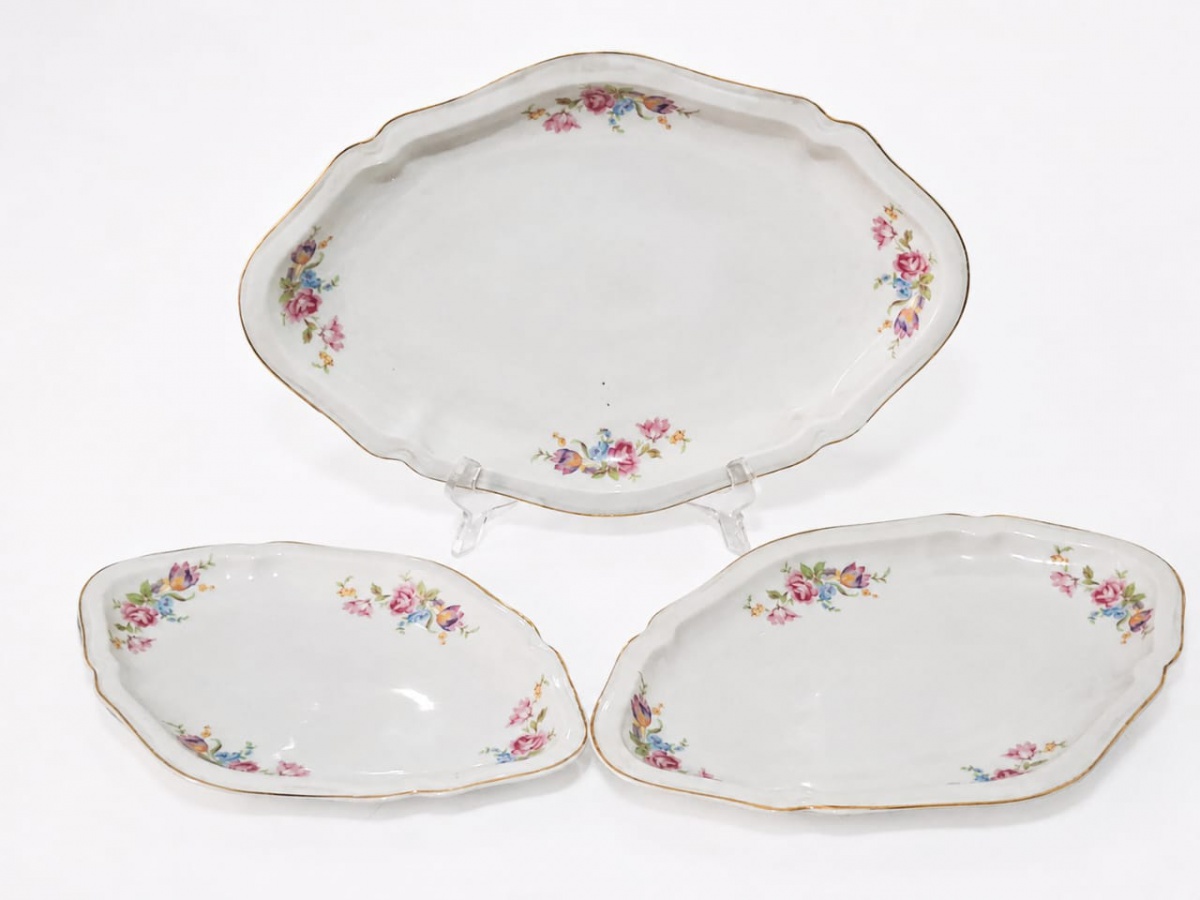 MAUÁ – Conjunto de três travessas de PORCELANA MAUÁ em tamanhos diversos (26cm, 31cm e 36cm)., lindamente decorado com imagens florais.
