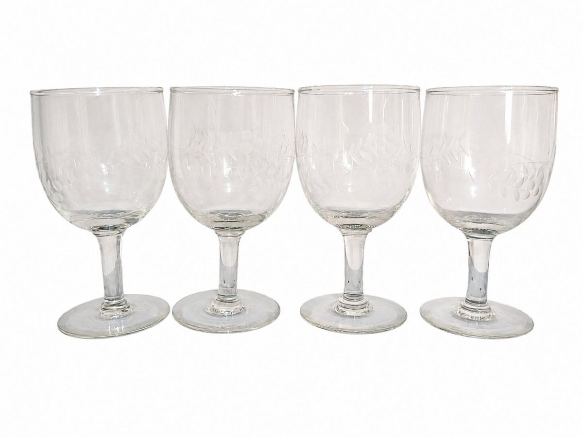 Conjunto de quatro taças de cristal para vinho. 13cm.