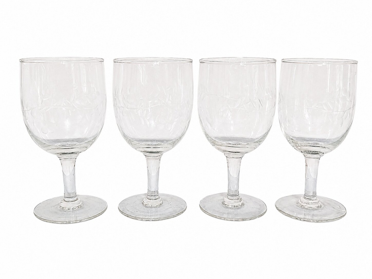 Conjunto de quatro taças de cristal para vinho. 13cm.