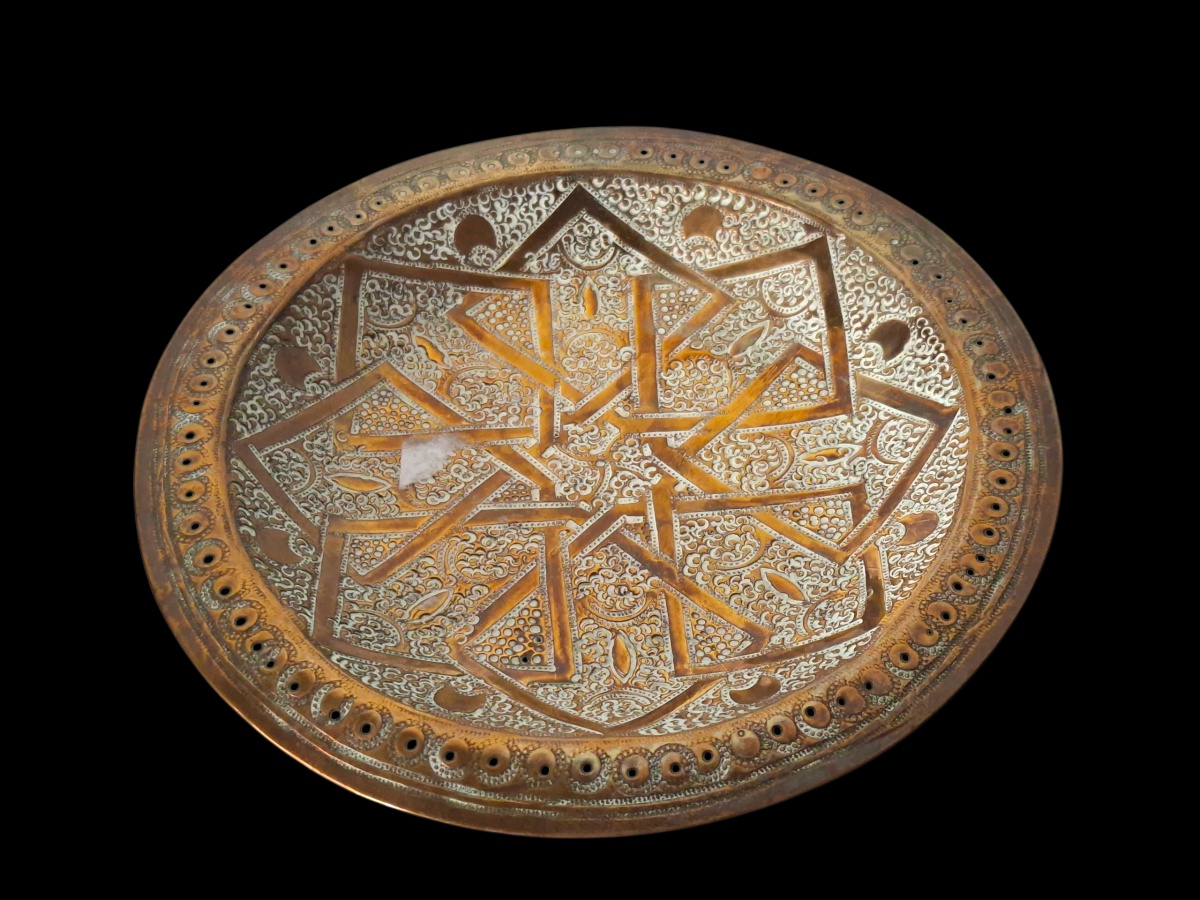 Antigo prato decorativo marroquino elaborado pela marca Naki Filal Ahmed, feito em metal dourado. 15cm.