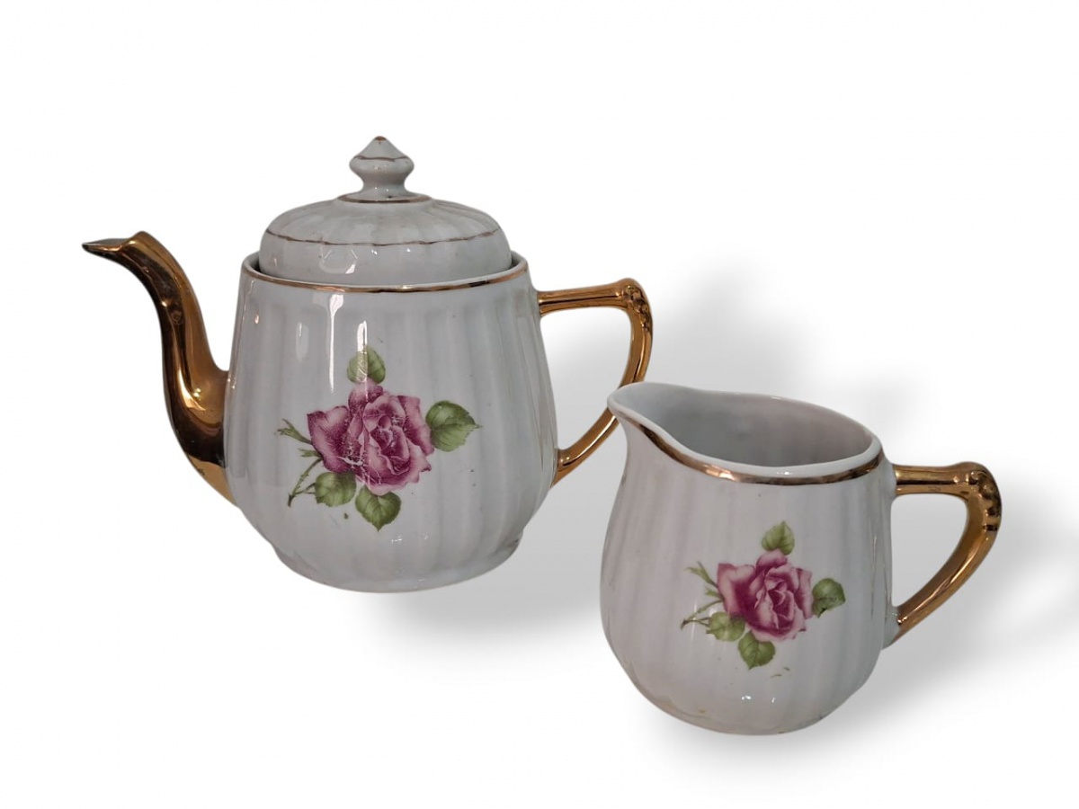 MAUÁ – Conjunto contando com um bule e uma cremeira para café ou chá, em PORCELENA MAUÁ.