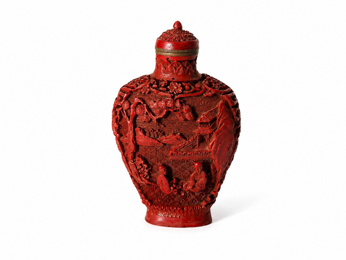 Magnífico Snuff Bottle em laca chinesa, vermelho cinábrio (Cinnabar Red), muito bem talhada, retratando cenas detalhadas. 7cm.