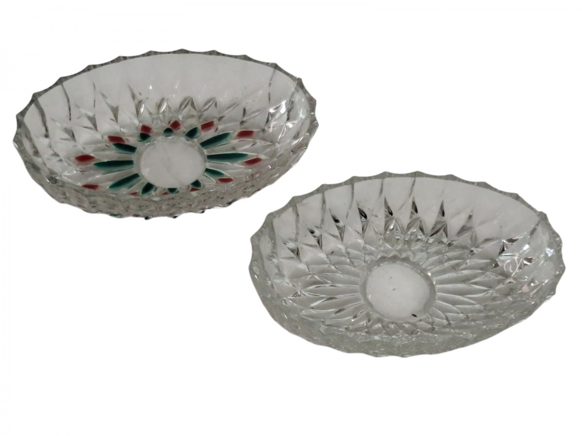 Duas elaboradas travessas de cristal, ideais para petiscos, uma da marca Walther Glass (c. 1970). 20cm. Com pequenos bicados, difíceis de perceber.