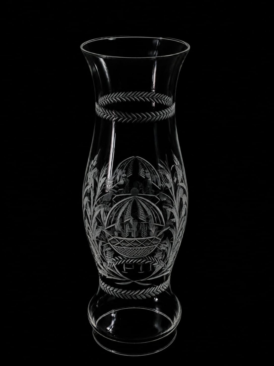 Dom Pedro II  Império do Brasil - Rara e imponente donzela em cristal, lapidada e lavrada apresentando em sua galeria central a iniciais PII encimada por coroa imperial entre outros elementos decorativos. 41cm