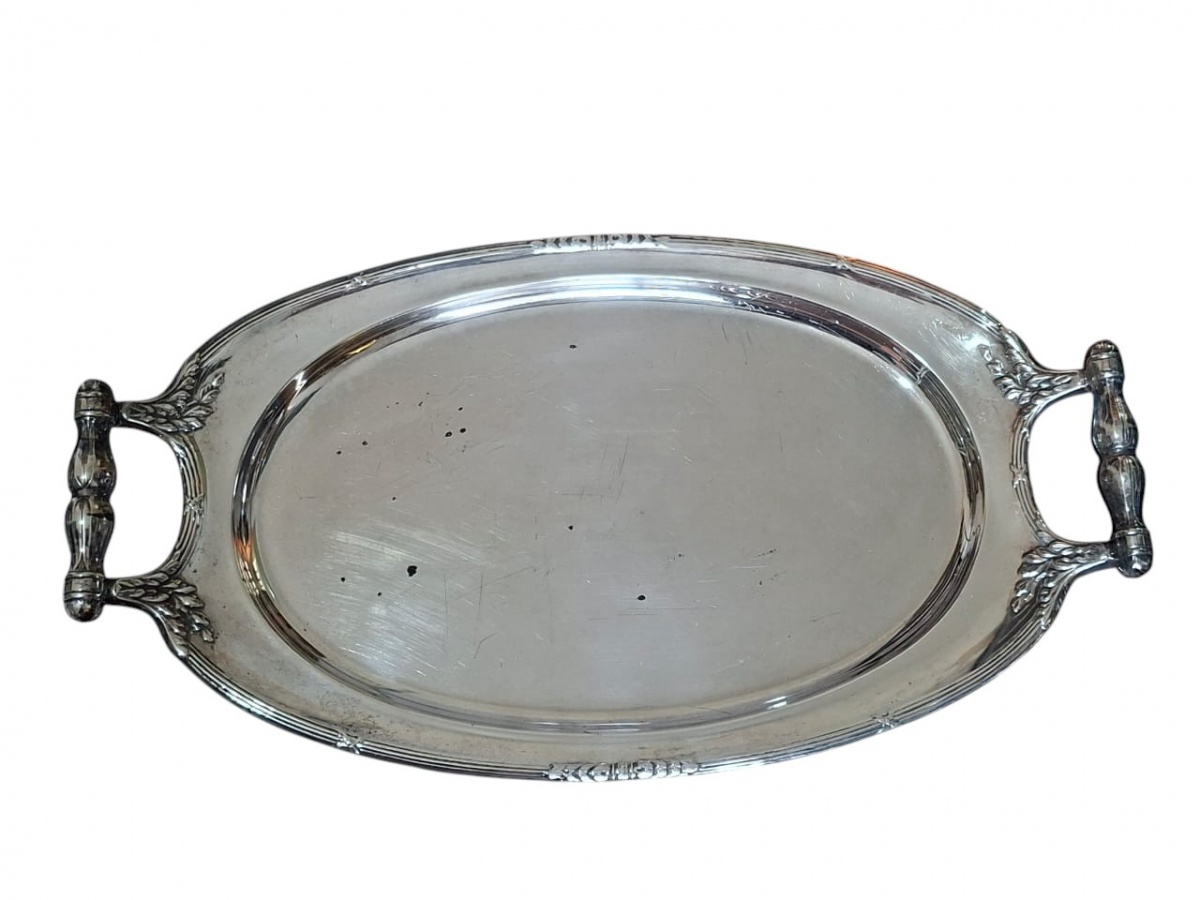 Bela e grande bandeja espessurada a prata. Com marcas de uso. 53cm.