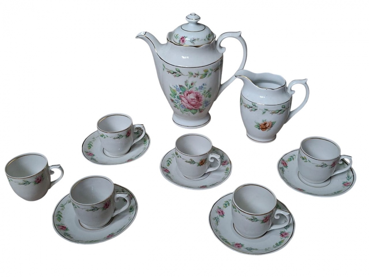 PORCELANA REAL  Belo jogo de chá em porcelana Real, contando com seis xícaras, cinco pires, uma cremeira ou leiteira e um bule, totalizando 13 peças. Decorado com motivos florais.