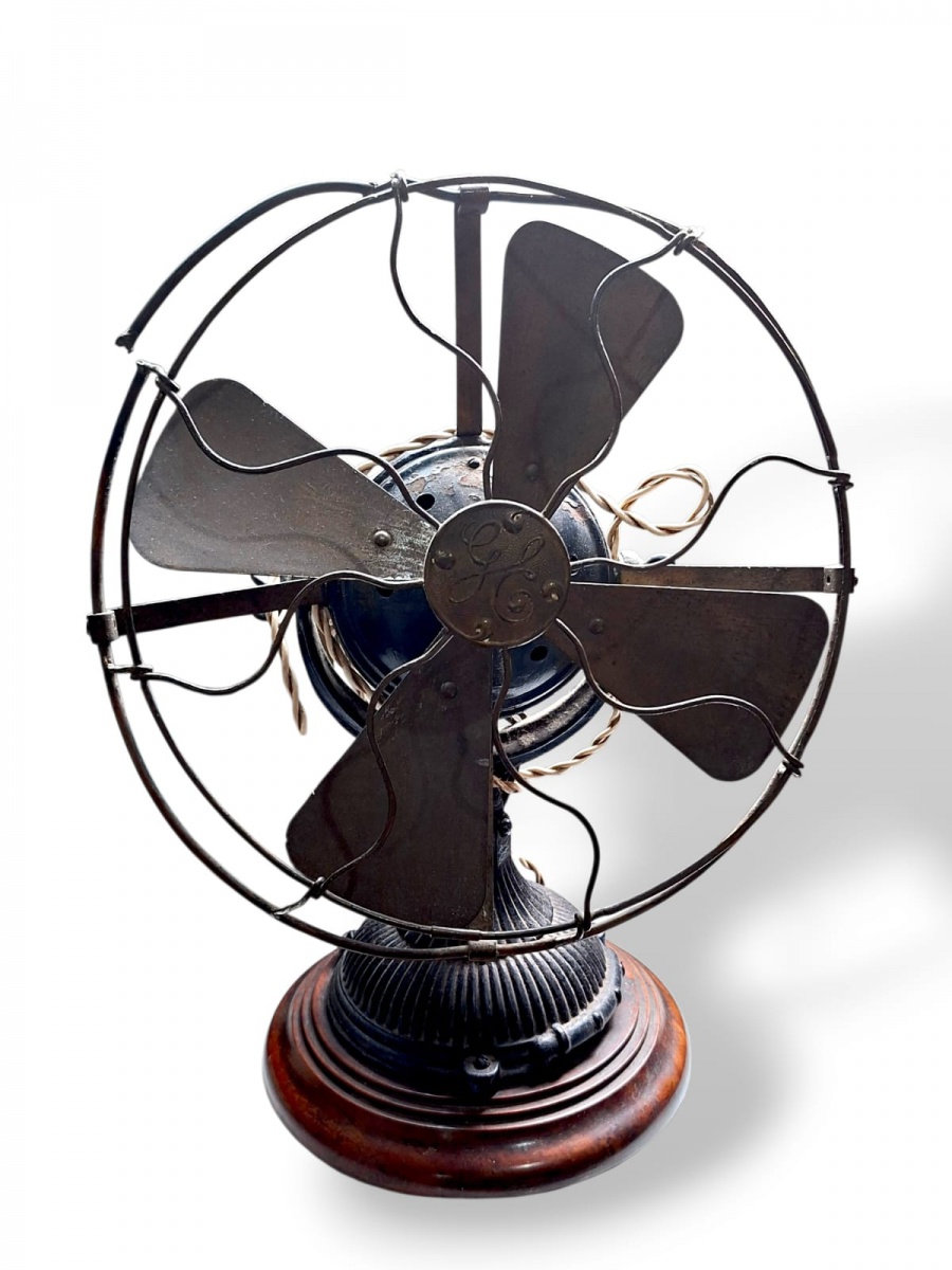 Antigo ventilador GE (General Electric), funcionando, feito em design chamado comumente de `Carmen Miranda`. Com estrutura original. Funcionando. 50cm.