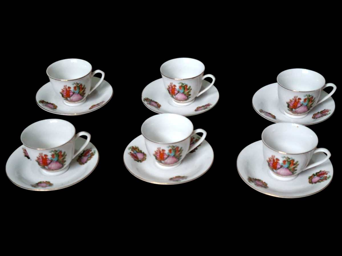 Delicado conjunto de seis xícaras de café com seus respectivos pires, em porcelana chinesa, decorado com gravuras de cenas românticas.