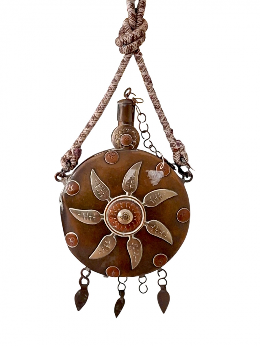 Bonito cantil decorativo, provavelmente marroquino, elaborado em grande parte em cobre, porém ornado com outros metais. 28cm.