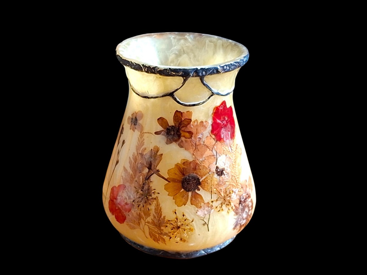Belo vaso estilo art nouveau em resina aplicada em flores naturais. Proveniente da Índia. 13cm