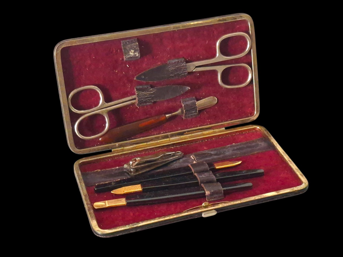 Antigo conjunto, ainda no estojo original, composto de utensílios para o cuidado com as unhas.