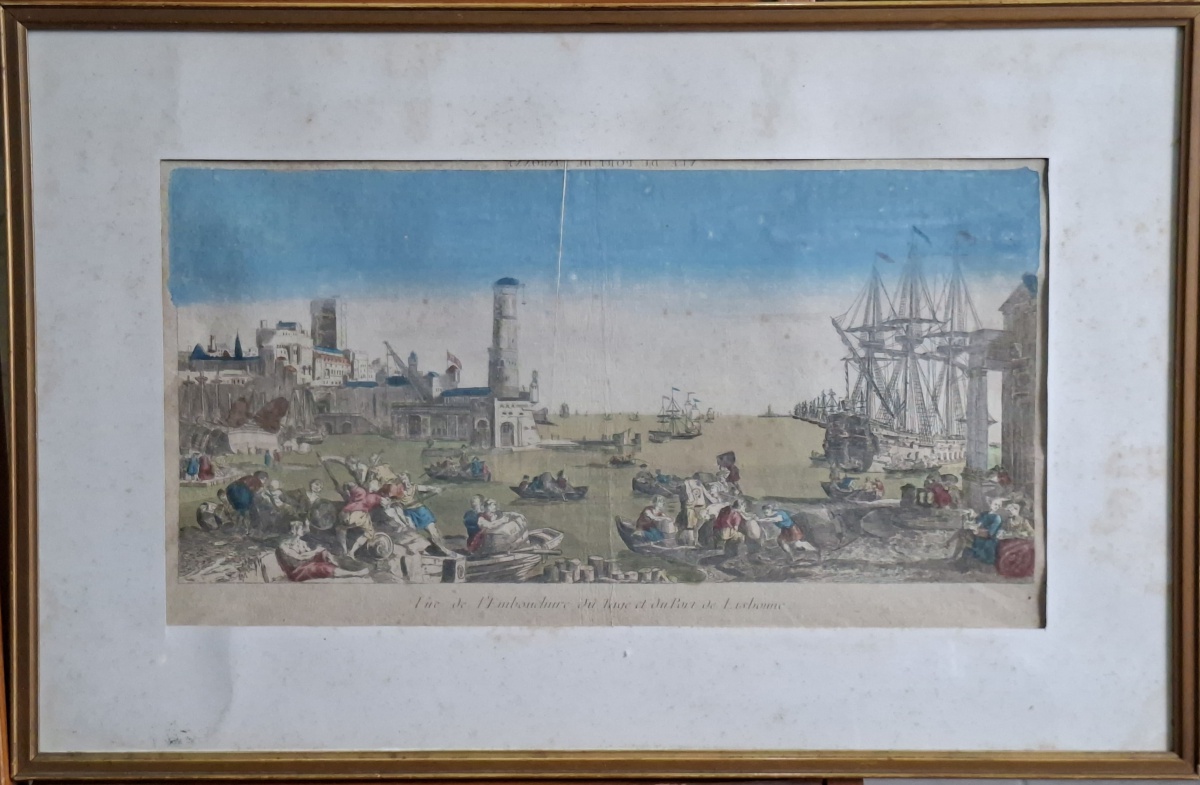 Gravura aquarelada bastante antiga, provavelmente do século XVIII, retratando vista ampla do Porto de Lisboa. Se trata de obra anônima de autor francês. 37x58