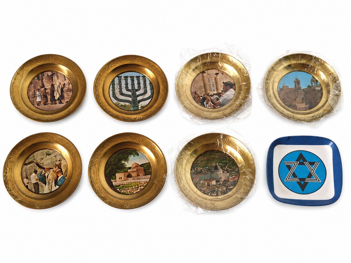 Conjunto de oito pratos de parede pequenos (14cm) retratando a Terra Santa (Jerusalém).