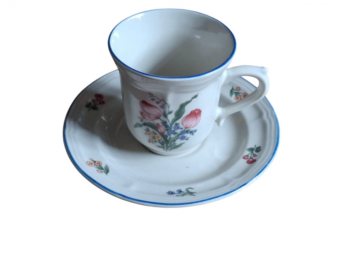 GIBSON – Bela xícara alta com pires em porcelana inglesa Gibson. Em ótimo estado. 10cm.