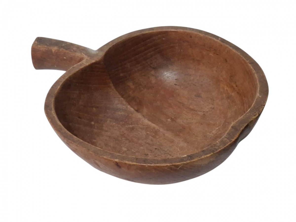 Centro de mesa em madeira maciça, rusticamente entalhado em formato de fruta. 27cm.