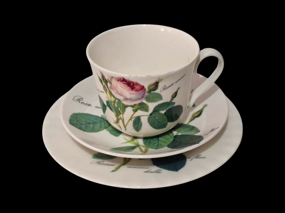 ROY KIRKHAM – Belo trio de grande proporção, com xícara (10cm de diâmetro, 9cm de altura), pires (17cm) e prato de sobremesa (20cm), da marca inglesa Roy Kirkham, comerciante de porcelana chinesa na Inglaterra. Trio ...