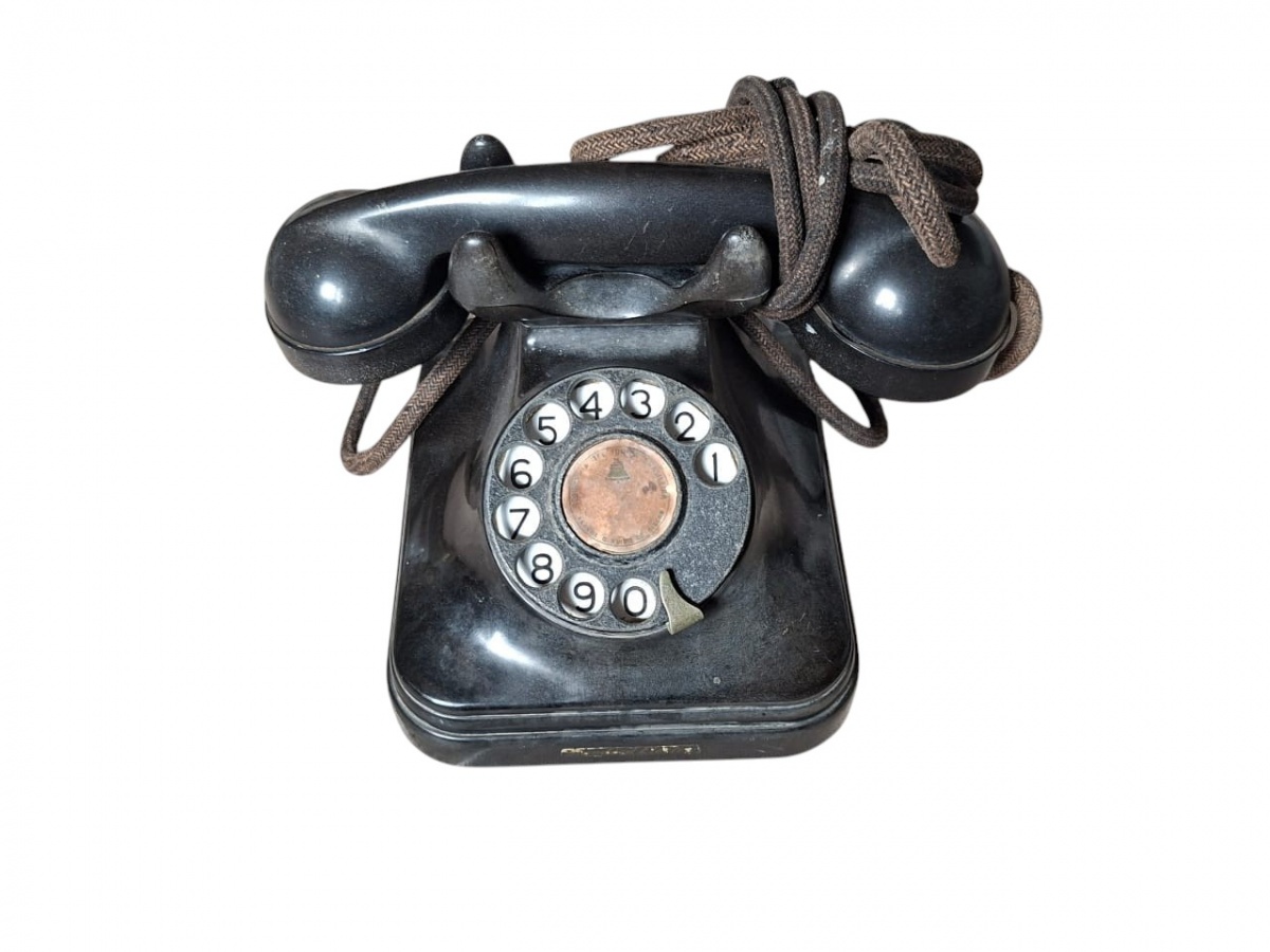 Antigo telefone em baquelite preto produzido pela Standard Electric e distribuído pela Companhia Telefônica Brasileira. Era comumente apelidado, por causa de seu formato, de `Chifrudinho`. 20cm. Ainda com fios originais.