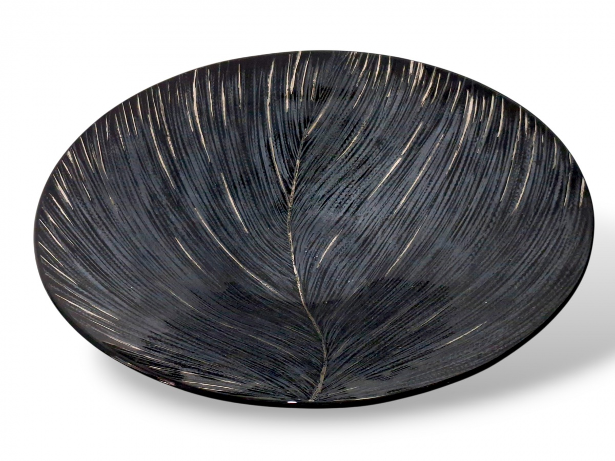 REGINA MEDEIROS – Grande e moderno centro de mesa de autoria da designer Regina Medeiros, em material vítreo na cor preta e decorado com tema que lembra folhagem. Nas lojas `Cristais Cá D’Oro`, onde comumente é ...