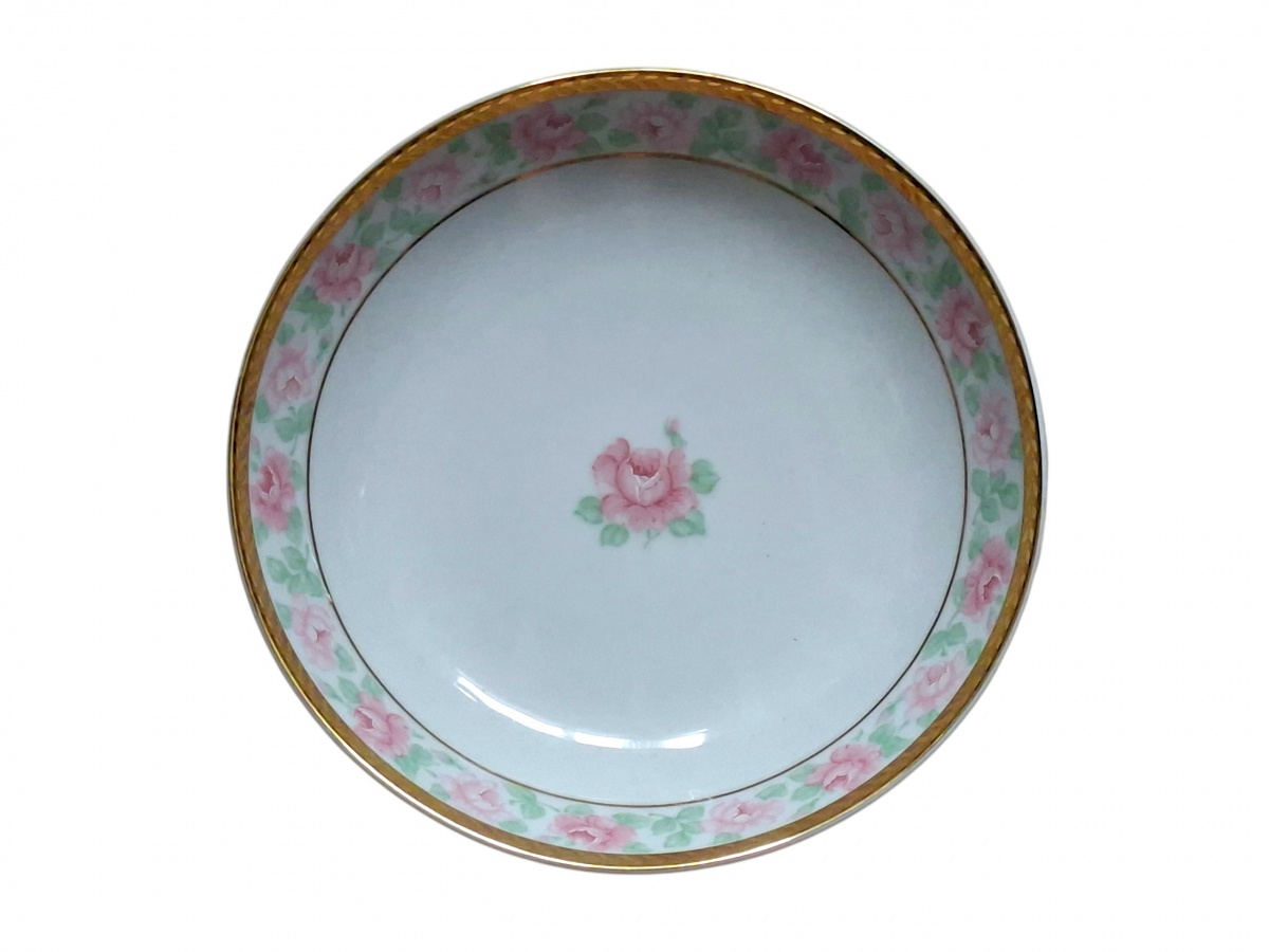 BURG LINDAU  Delicado prato em porcelana fina Burg Lindau, com frisos ricamente dourados e decoração floral. 17cm.