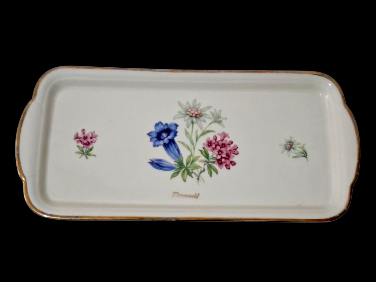 ALKA – Bonita travessa alemã decorada em motivos florais e elaborada em porcelana Alka (Bavária). 32cm.