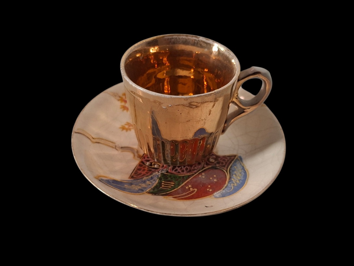 COLECIONISMO – Antiga xícara de café colecionável com respectivo pires. Decorada com motivos japoneses.