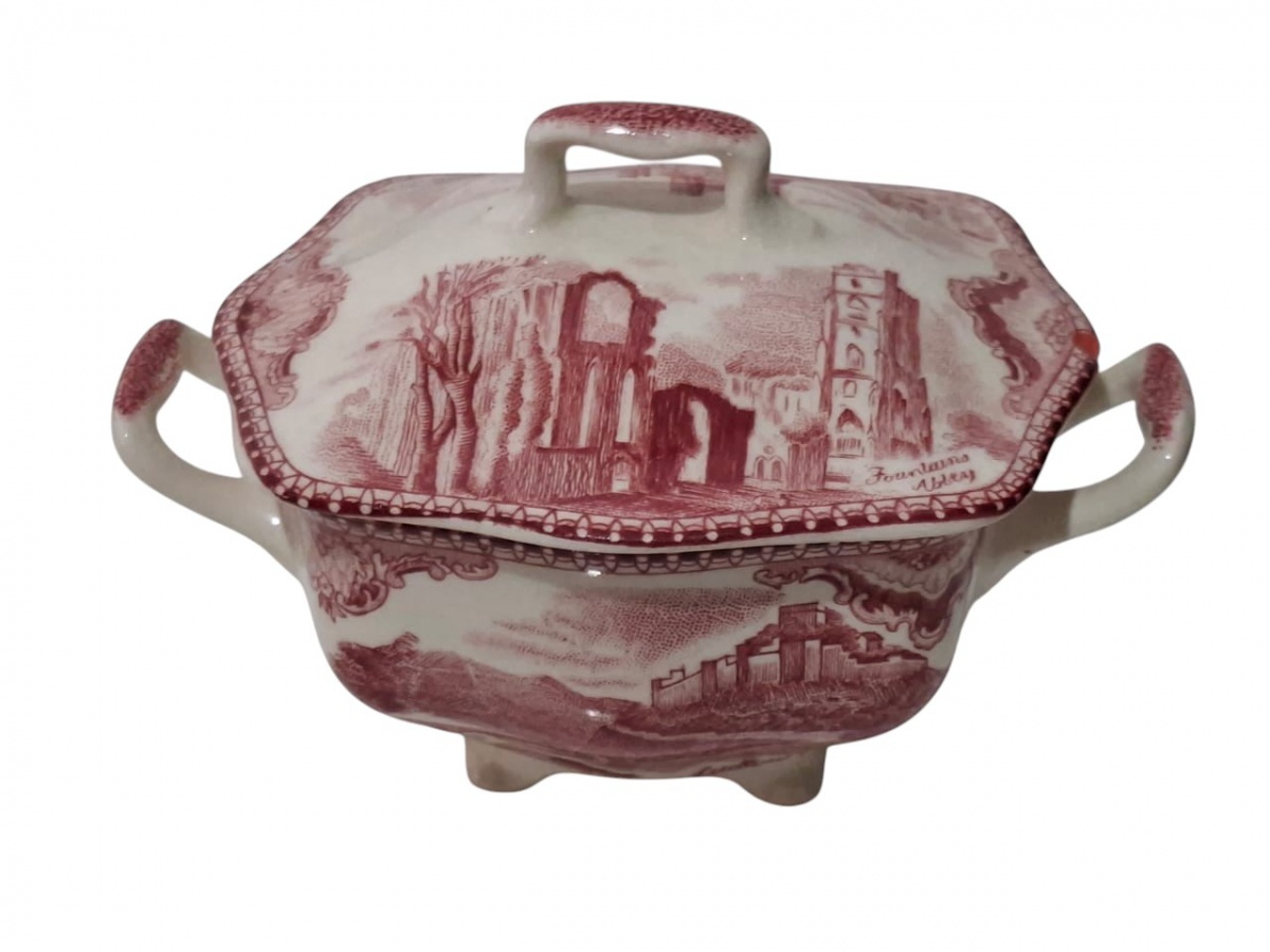 JOHNSON BROS.  Pequenino e belo açucareiro elaborado pela prestigiosa fábrica inglesa Johnson Bros. Pertence à célebre linha da marca que exibe paisagens de castelos ingleses. 9cmx10cm.