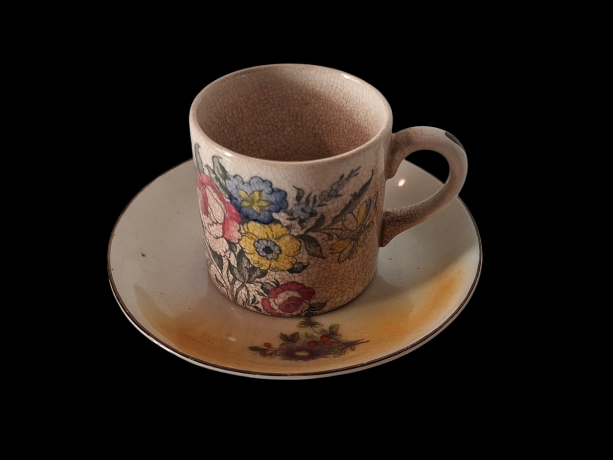 COLECIONISMO  Antiga xícara de café colecionável com respectivo pires. Decorada com motivo floral.
