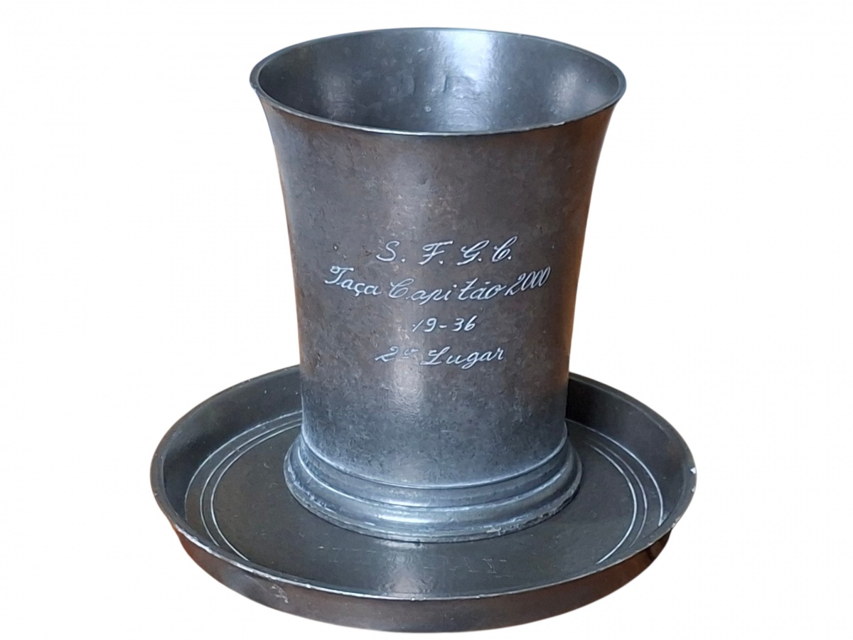 Antigo copo com pires em metal. Feito de troféu em premiação esportiva. 10cm