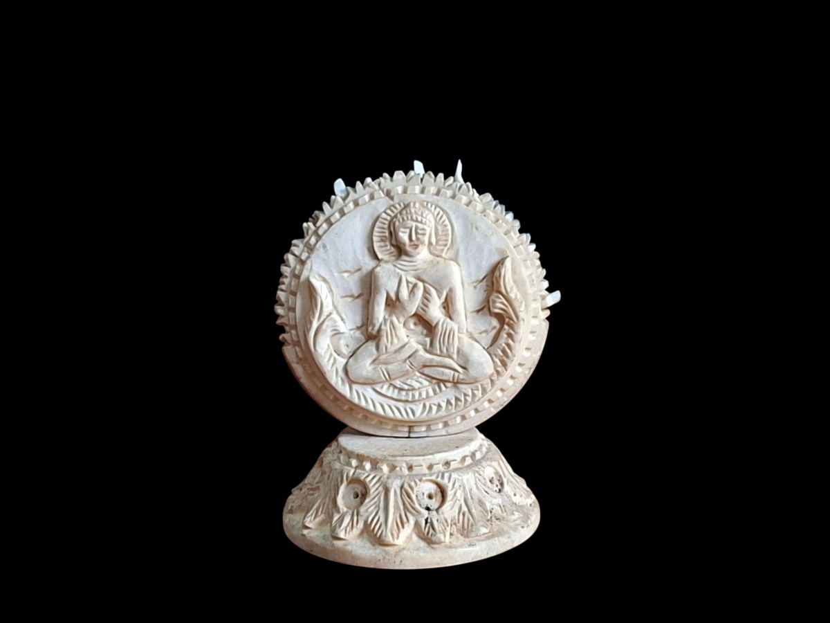 MARFIM - Antigo paliteiro asiático elaborado em marfim, retratando buda. Necessita de restauro nos palitos, que se quebraram com o tempo (todas as partes encontram-se na peça). 8cm