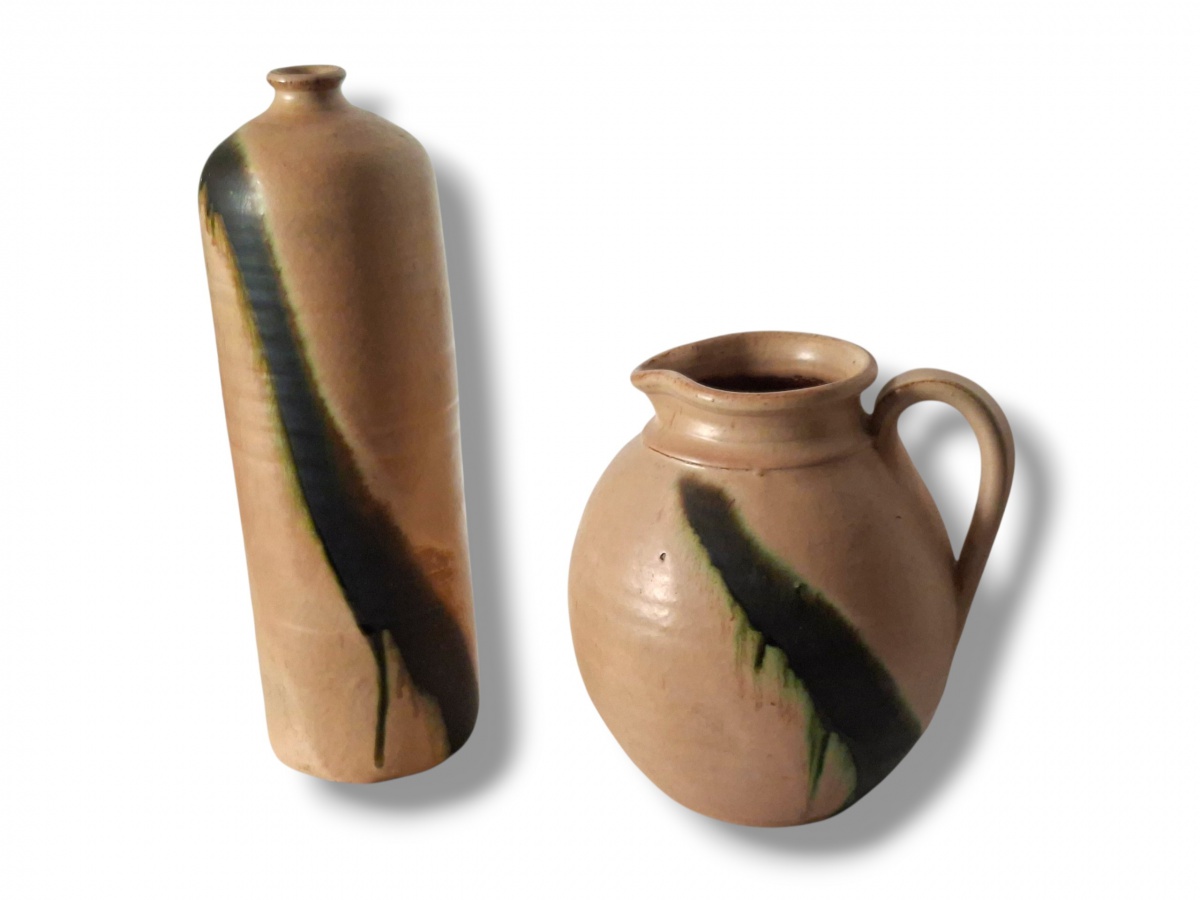 Conjunto decorativo com vaso (alt.: 33cm) e jarro (alt.: 20cm) em cerâmica modernamente pintada.