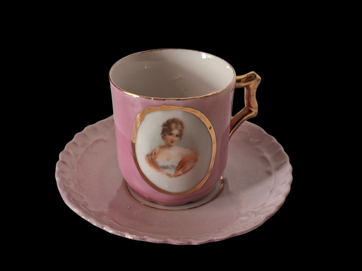 COLECIONISMO – Antiga xícara de café colecionável com respectivo pires. Com decoração de figura feminina.