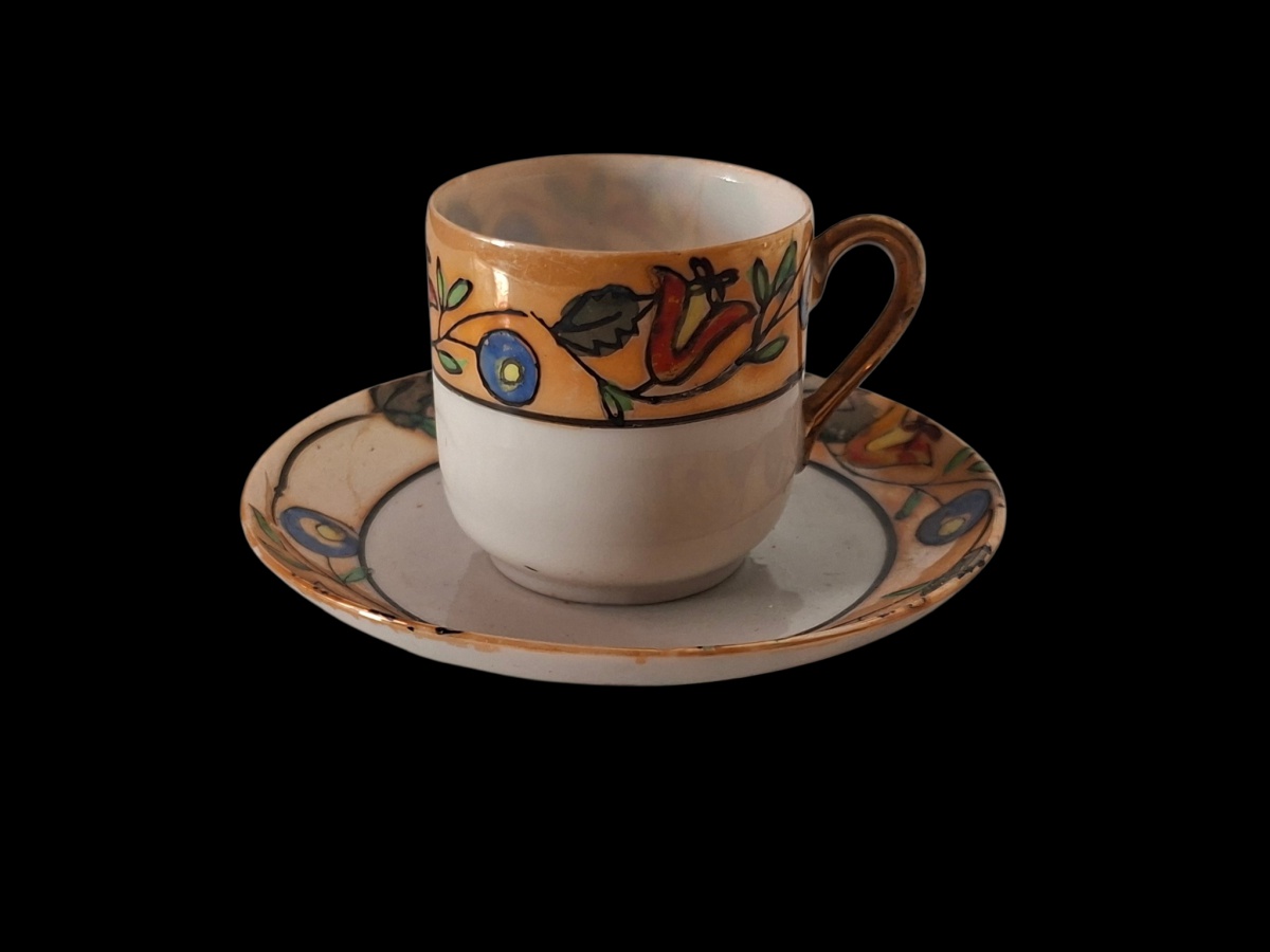 COLECIONISMO – Antiga xícara de café colecionável com respectivo pires. Com moderno tema floral.