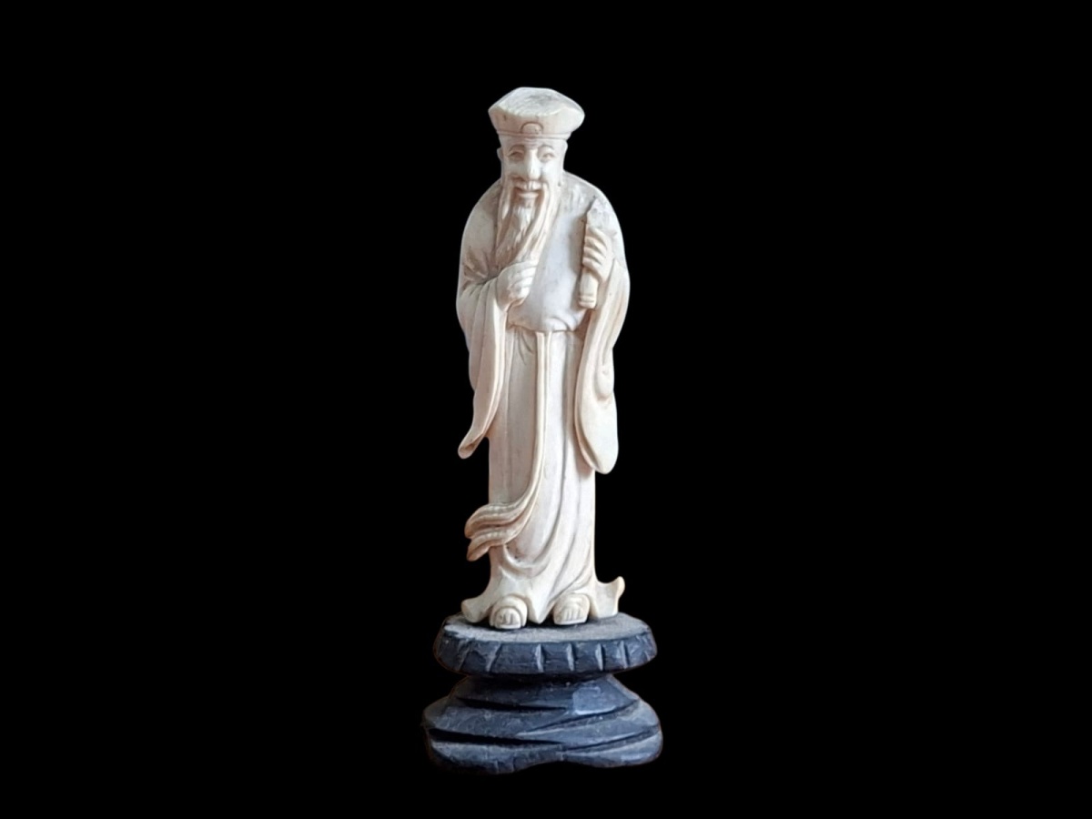 MARFIM - Bela estatueta em marfim, retratando sábio chinês. 13cm