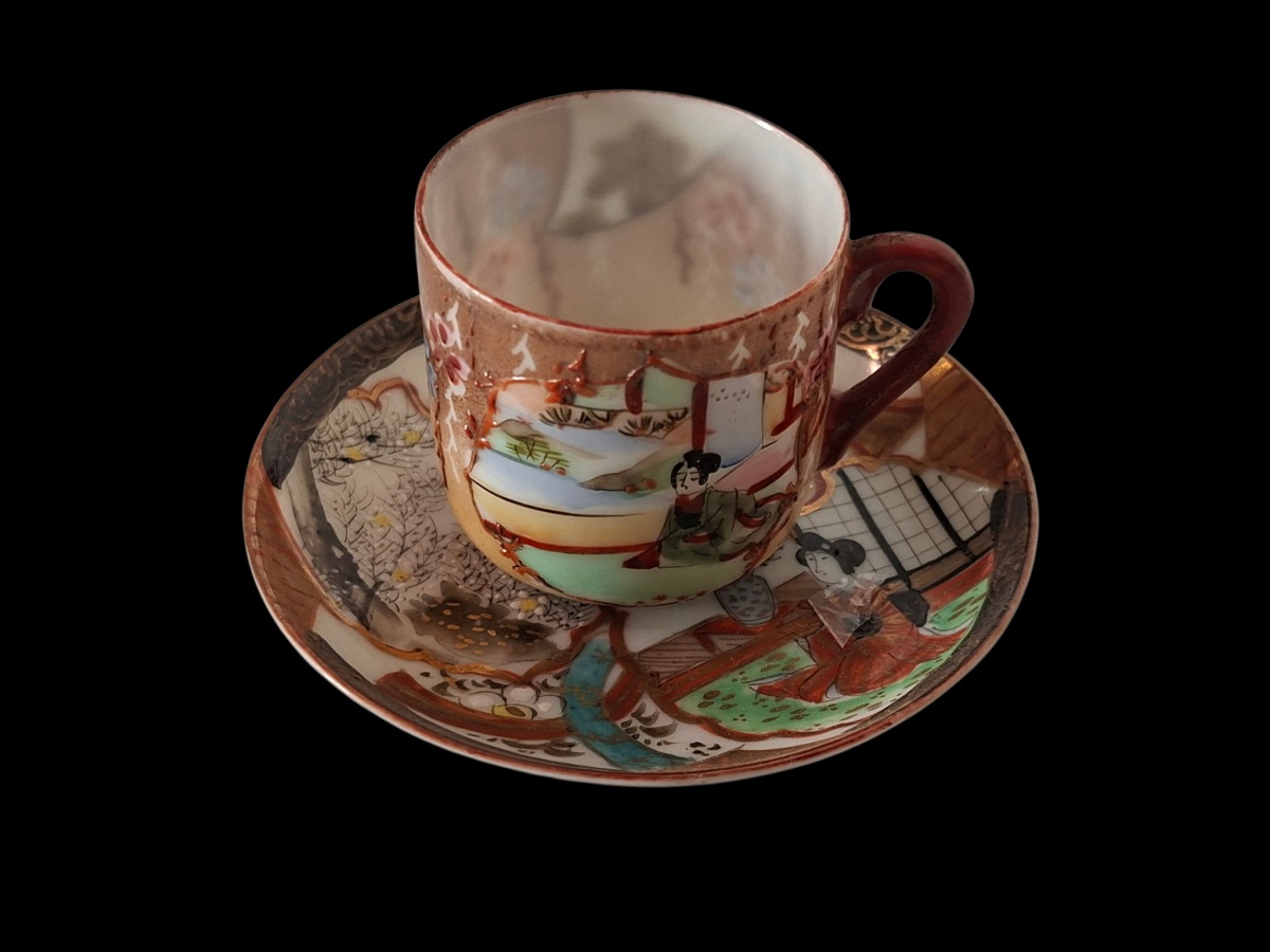 COLECIONISMO – Antiga xícara de café colecionável com respectivo pires. Ornada com cena japonesa.