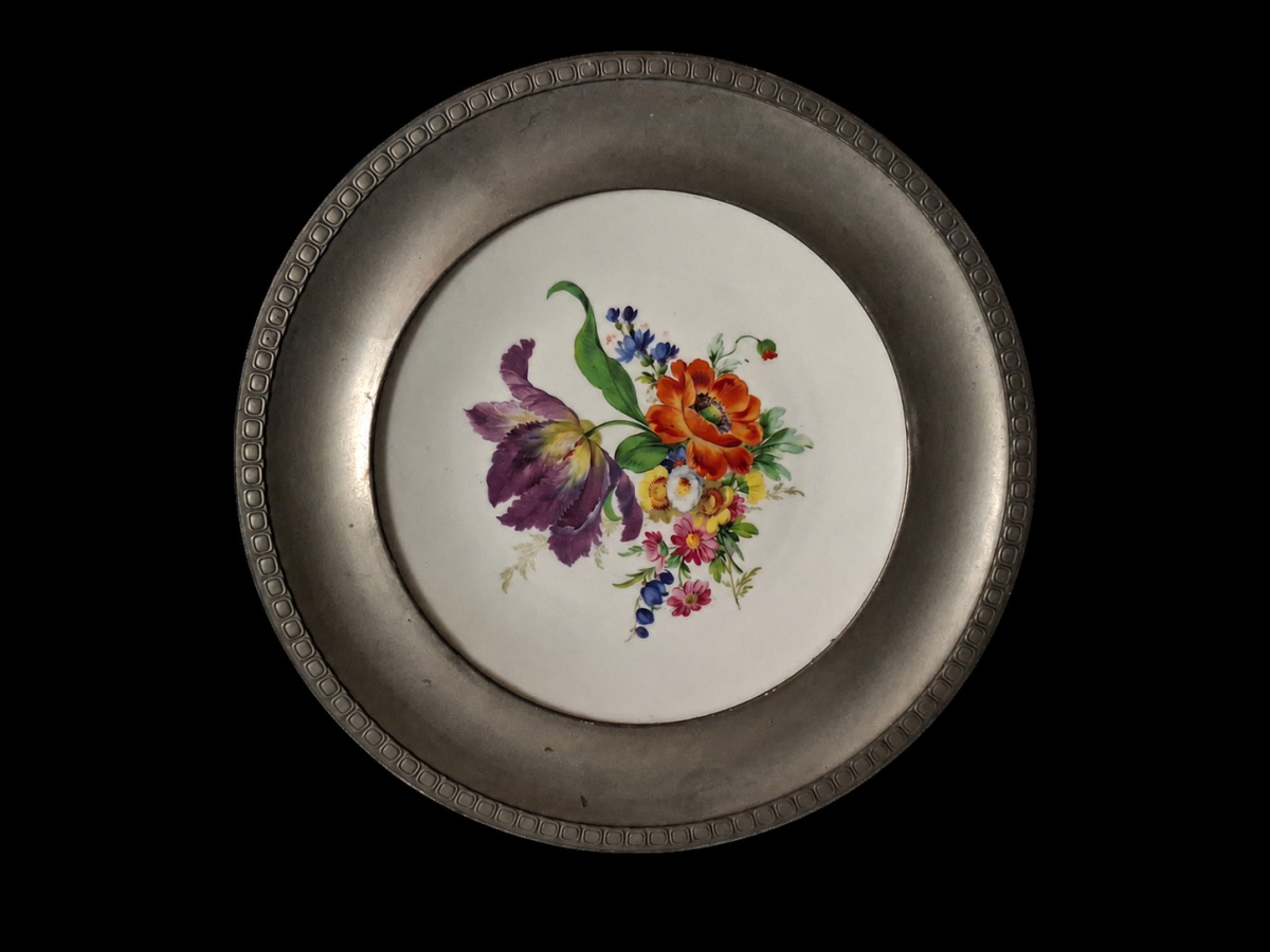 SCHWARTZENHAMMER – Muito belo prato decorativo em metal e porcelana alemã, destacando motivo flora. 28cm.