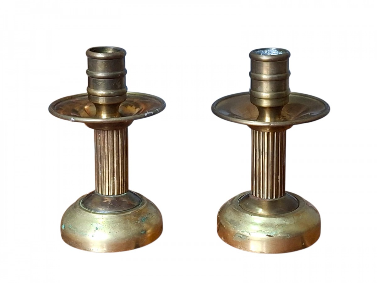 Par de castiçais baixos em metal dourado. 10cm