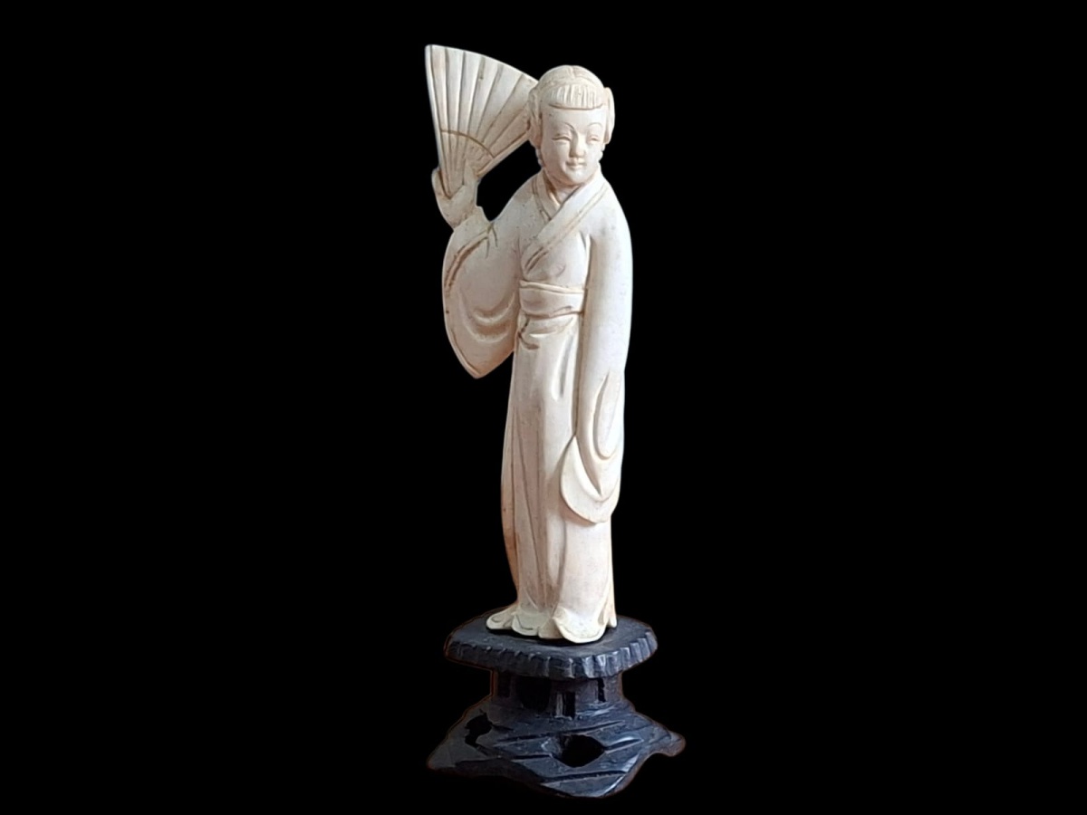 MARFIM - Bela estatueta em marfim, retratando mulher chinesa. 13cm