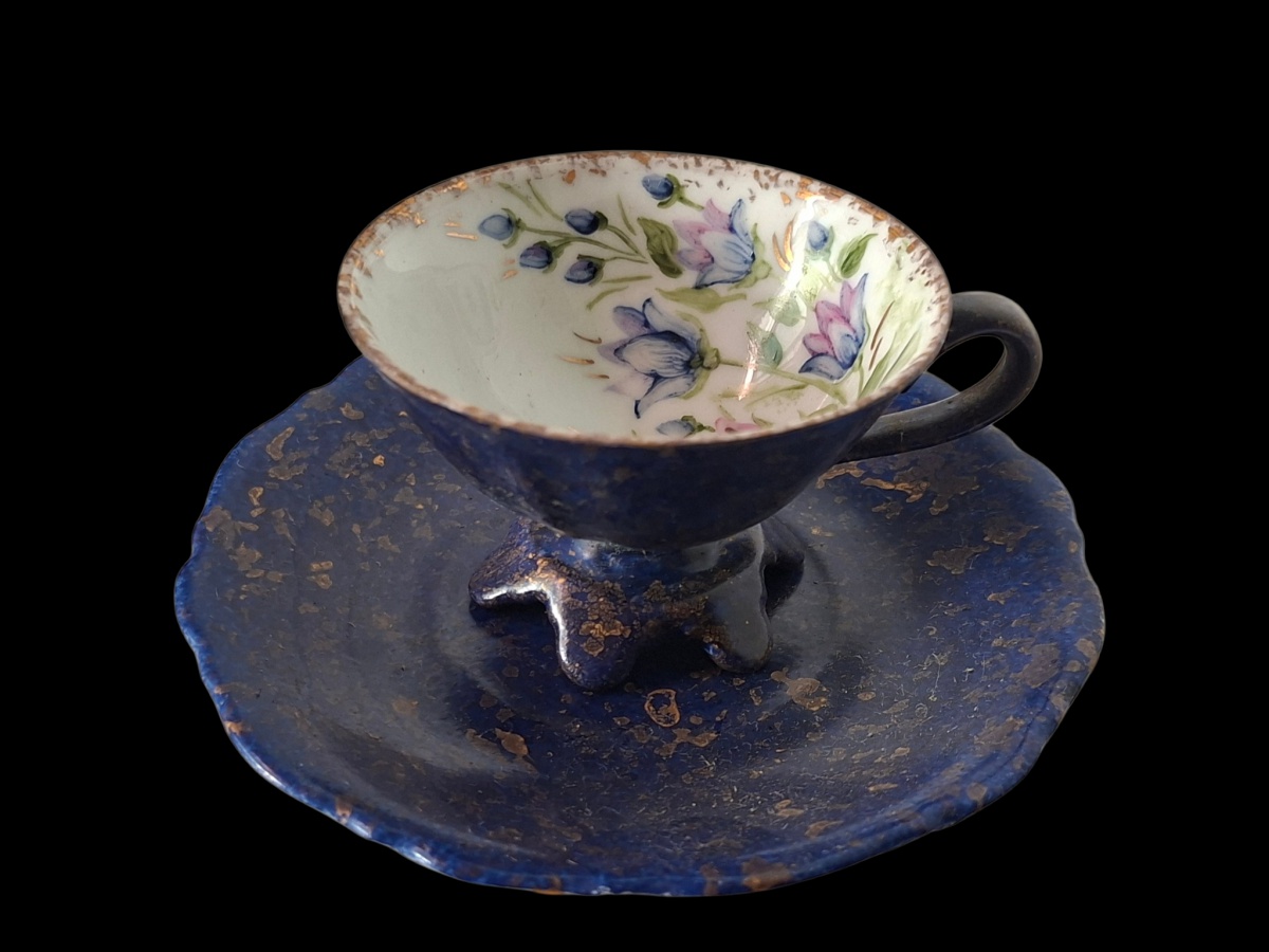 COLECIONISMO – Antiga xícara de café colecionável com respectivo pires. Ornada com tema floral.