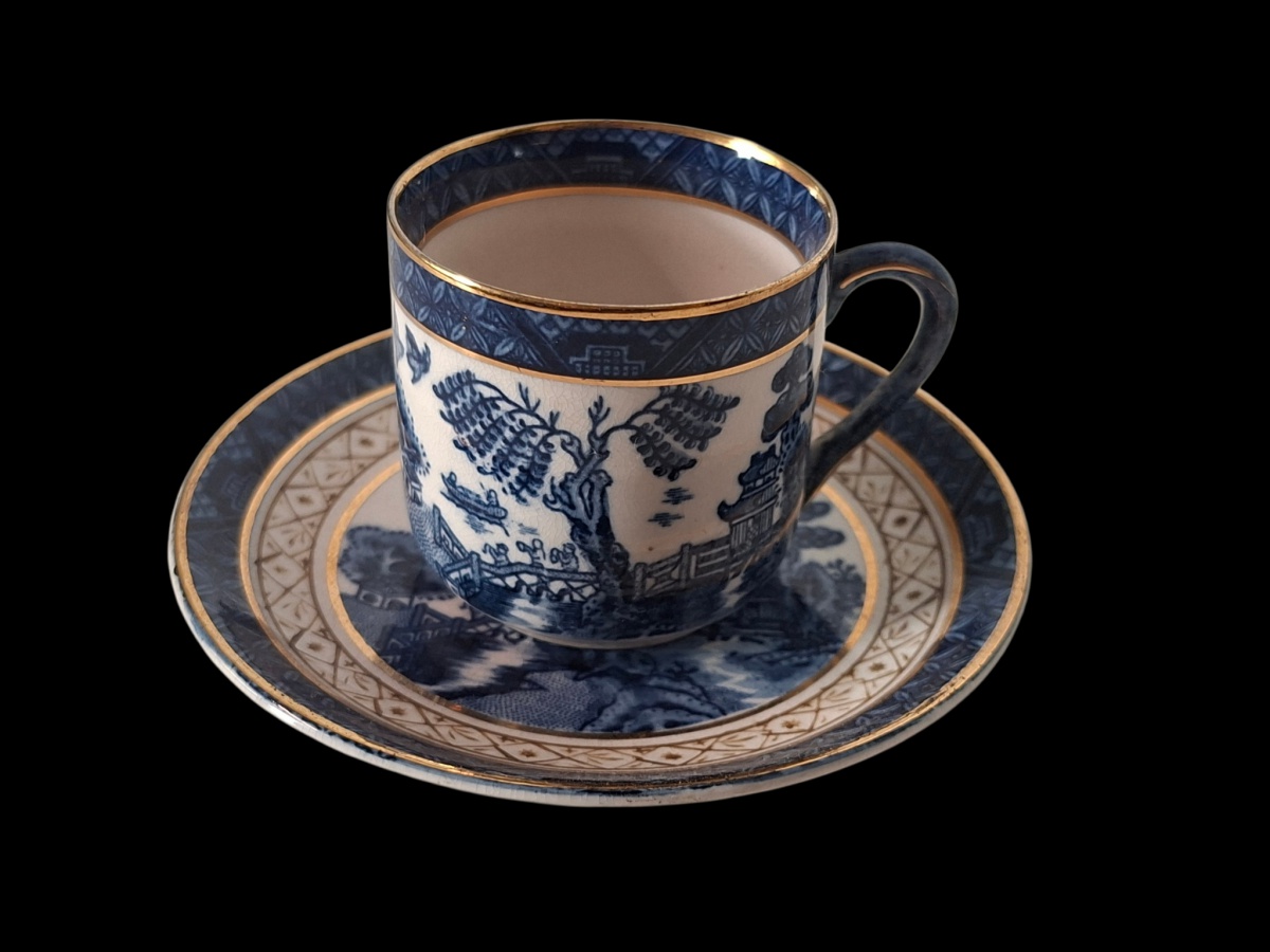 COLECIONISMO – Antiga xícara de café colecionável com respectivo pires. Retrata paisagem oriental.