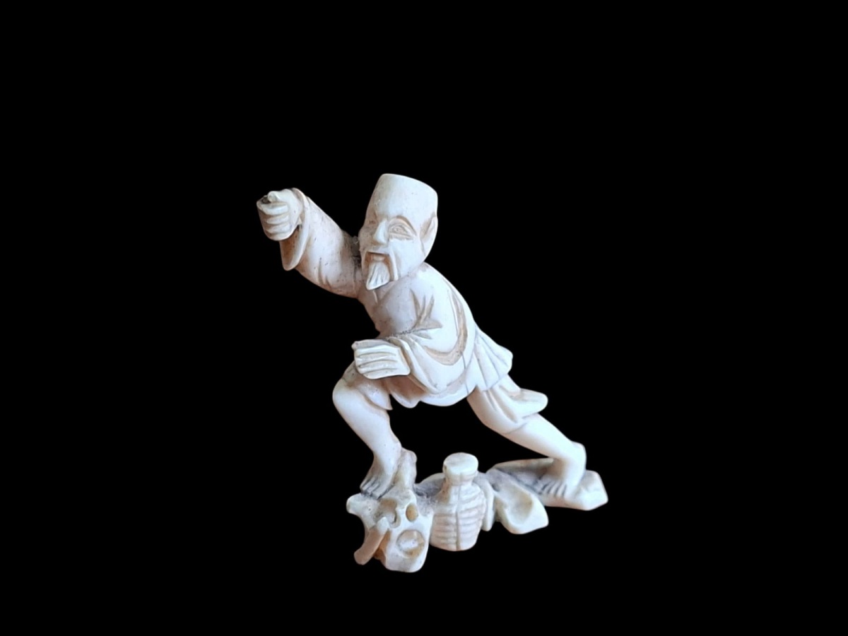 MARFIM - Bela estatueta em marfim, retratando pescador chinês. 6cm